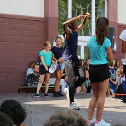 Kunterbuntes Schulfest bei strahlendem Sonnenschein Kunterbuntes Schulfest bei strahlendem Sonnenschein