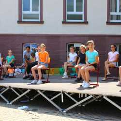 Kunterbuntes Schulfest bei strahlendem Sonnenschein Kunterbuntes Schulfest bei strahlendem Sonnenschein