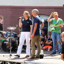 Kunterbuntes Schulfest bei strahlendem Sonnenschein Kunterbuntes Schulfest bei strahlendem Sonnenschein