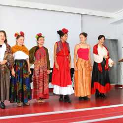 Kunterbuntes Schulfest bei strahlendem Sonnenschein Kunterbuntes Schulfest bei strahlendem Sonnenschein