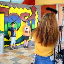 Kunterbuntes Schulfest bei strahlendem Sonnenschein Kunterbuntes Schulfest bei strahlendem Sonnenschein