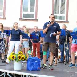 Kunterbuntes Schulfest bei strahlendem Sonnenschein Kunterbuntes Schulfest bei strahlendem Sonnenschein