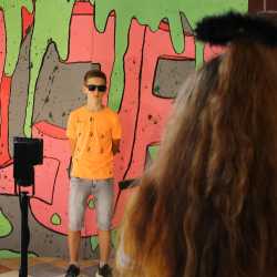 Kunterbuntes Schulfest bei strahlendem Sonnenschein Kunterbuntes Schulfest bei strahlendem Sonnenschein