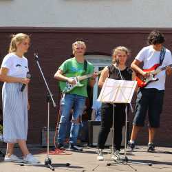 Kunterbuntes Schulfest bei strahlendem Sonnenschein Kunterbuntes Schulfest bei strahlendem Sonnenschein