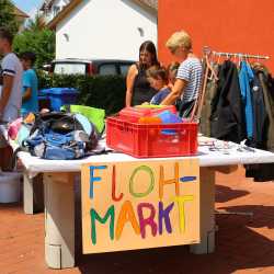 Kunterbuntes Schulfest bei strahlendem Sonnenschein Kunterbuntes Schulfest bei strahlendem Sonnenschein