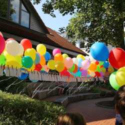 Kunterbuntes Schulfest bei strahlendem Sonnenschein Kunterbuntes Schulfest bei strahlendem Sonnenschein