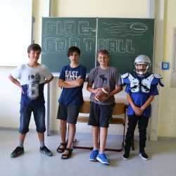 Kunterbuntes Schulfest bei strahlendem Sonnenschein Kunterbuntes Schulfest bei strahlendem Sonnenschein