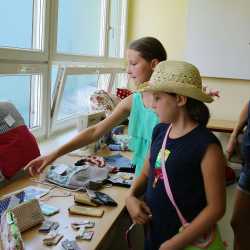 Kunterbuntes Schulfest bei strahlendem Sonnenschein Kunterbuntes Schulfest bei strahlendem Sonnenschein