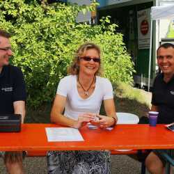Kunterbuntes Schulfest bei strahlendem Sonnenschein Kunterbuntes Schulfest bei strahlendem Sonnenschein