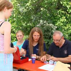 Kunterbuntes Schulfest bei strahlendem Sonnenschein Kunterbuntes Schulfest bei strahlendem Sonnenschein