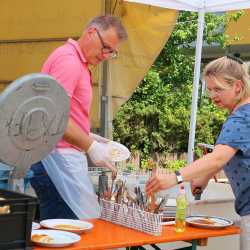 Kunterbuntes Schulfest bei strahlendem Sonnenschein Kunterbuntes Schulfest bei strahlendem Sonnenschein