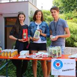 Kunterbuntes Schulfest bei strahlendem Sonnenschein Kunterbuntes Schulfest bei strahlendem Sonnenschein