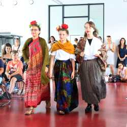 Kunterbuntes Schulfest bei strahlendem Sonnenschein Kunterbuntes Schulfest bei strahlendem Sonnenschein