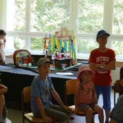 Kunterbuntes Schulfest bei strahlendem Sonnenschein Kunterbuntes Schulfest bei strahlendem Sonnenschein