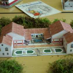 Kunterbuntes Schulfest bei strahlendem Sonnenschein Kunterbuntes Schulfest bei strahlendem Sonnenschein