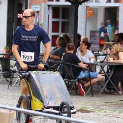 Stadtlauf Villingen: Fünf Zinzendorf-Sportler*innen schaffen jeweils 12 Runden Stadtlauf Villingen: Fünf Zinzendorf-Sportler*innen schaffen jeweils 12 Runden