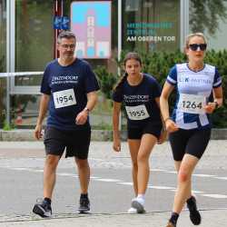 Stadtlauf Villingen: Fünf Zinzendorf-Sportler*innen schaffen jeweils 12 Runden Stadtlauf Villingen: Fünf Zinzendorf-Sportler*innen schaffen jeweils 12 Runden