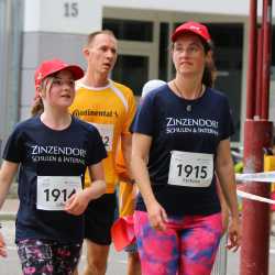 Stadtlauf Villingen: Fünf Zinzendorf-Sportler*innen schaffen jeweils 12 Runden Stadtlauf Villingen: Fünf Zinzendorf-Sportler*innen schaffen jeweils 12 Runden