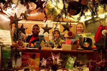 Erfolgreicher Stand auf dem Weihnachtsmarkt Erfolgreicher Stand auf dem Weihnachtsmarkt