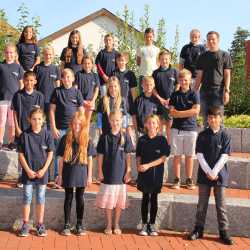 Ellenbogen-Check und Schokolade zur Begrüßung Ellenbogen-Check und Schokolade zur Begrüßung