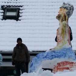Schneeskulpturen im EDH-Garten Schneeskulpturen im EDH-Garten