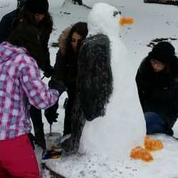 Schneeskulpturen im EDH-Garten Schneeskulpturen im EDH-Garten