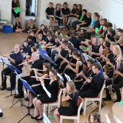 Chöre und Blasorchester begeistern mit Sommerkonzert