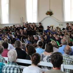 Chöre und Blasorchester begeistern mit Sommerkonzert Chöre und Blasorchester begeistern mit Sommerkonzert