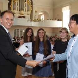 Jede Menge Preise für Abiturient*innen der Zinzendorfschulen Jede Menge Preise für Abiturient*innen der Zinzendorfschulen