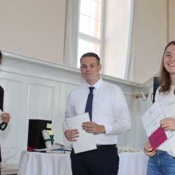 Jede Menge Preise für Abiturient*innen der Zinzendorfschulen Jede Menge Preise für Abiturient*innen der Zinzendorfschulen