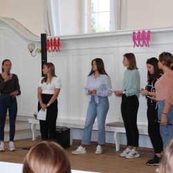 Abiturient*innen mit Preisen überhäuft Abiturient*innen mit Preisen überhäuft