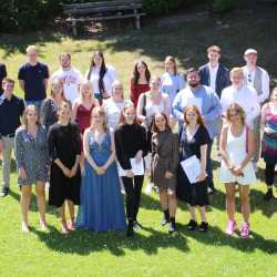 Abiturient*innen mit Preisen überhäuft Abiturient*innen mit Preisen überhäuft