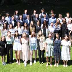 Abiturient*innen mit Preisen überhäuft Abiturient*innen mit Preisen überhäuft