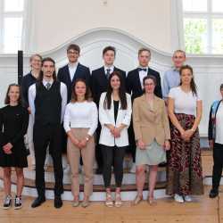 Abiturient*innen mit Preisen überhäuft Abiturient*innen mit Preisen überhäuft