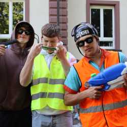 Abiturienten „verhaften“ ihre Lehrer Abiturienten „verhaften“ ihre Lehrer