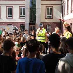 Abiturienten „verhaften“ ihre Lehrer Abiturienten „verhaften“ ihre Lehrer