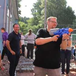 Abiturienten „verhaften“ ihre Lehrer Abiturienten „verhaften“ ihre Lehrer