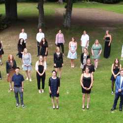 42 angehende Erzieher und Jugend- und Heimerzieher feierlich verabschiedet 42 angehende Erzieher und Jugend- und Heimerzieher feierlich verabschiedet