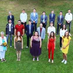 Berufsfachschüler und Werkrealschüler der 9 W bestehen Prüfungen Berufsfachschüler und Werkrealschüler der 9 W bestehen Prüfungen