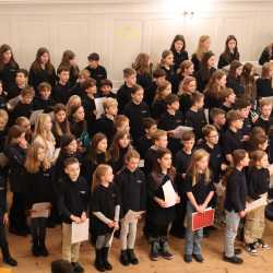 Viele Sterne gehen im Kirchensaal auf Viele Sterne gehen im Kirchensaal auf