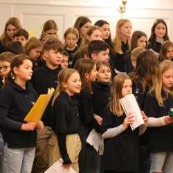 Viele Sterne gehen im Kirchensaal auf Viele Sterne gehen im Kirchensaal auf