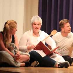 Alice im Anderland - fesselnde schwarze Komödie der Fachschulen Alice im Anderland - fesselnde schwarze Komödie der Fachschulen