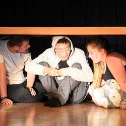 Alice im Anderland - fesselnde schwarze Komödie der Fachschulen Alice im Anderland - fesselnde schwarze Komödie der Fachschulen