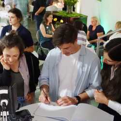 Erinnern. Verbinden. Feiern. – Wo Gemeinschaft über Generationen hinweg lebt Erinnern. Verbinden. Feiern. – Wo Gemeinschaft über Generationen hinweg lebt