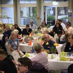 Erinnern. Verbinden. Feiern. – Wo Gemeinschaft über Generationen hinweg lebt Erinnern. Verbinden. Feiern. – Wo Gemeinschaft über Generationen hinweg lebt