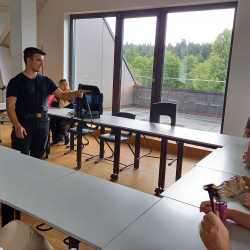 Ausbildung oder Studium – Welcher Weg bietet sich nach der Schule? Ausbildung oder Studium – Welcher Weg bietet sich nach der Schule?