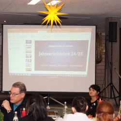 Weihnachtliche Vorfreude im Kreis von Familie und Freunden Weihnachtliche Vorfreude im Kreis von Familie und Freunden