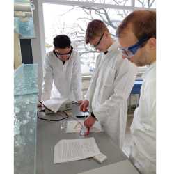 Elektrochemie im „ChemLÄB“ der Universität Freiburg Elektrochemie im „ChemLÄB“ der Universität Freiburg