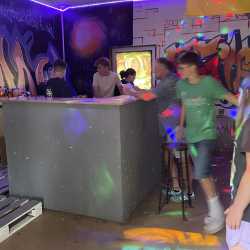 Public Viewing im frisch renovierten Jugendclub des Internats Public Viewing im frisch renovierten Jugendclub des Internats