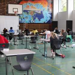 Abiturprüfung in der Sporthalle Abiturprüfung in der Sporthalle